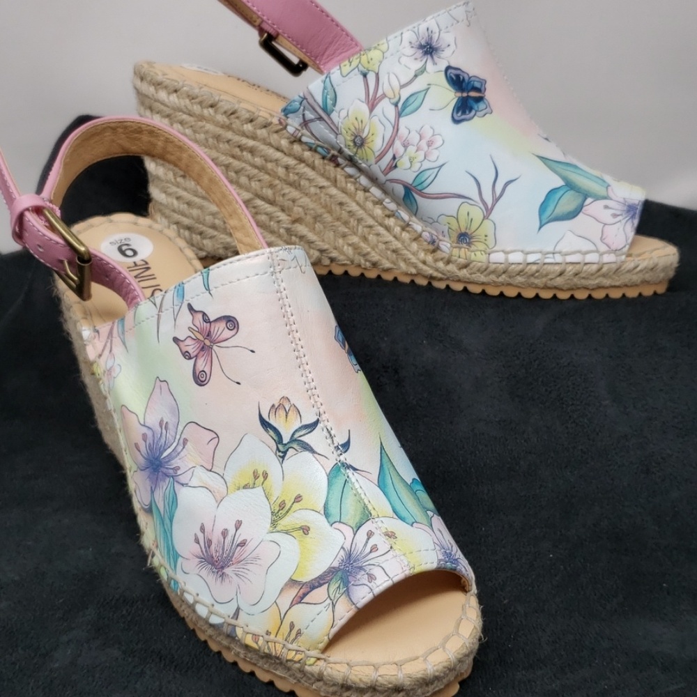 NWOT Anuschka Art for the Sole wedge